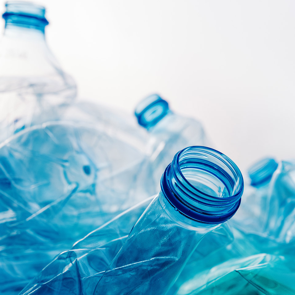 Weggegooide plastic flessen...